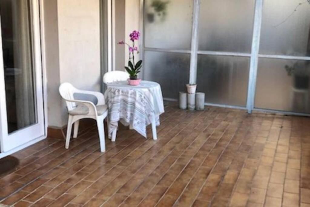 Comode Apartament Al Bell Mig De ジローナ エクステリア 写真